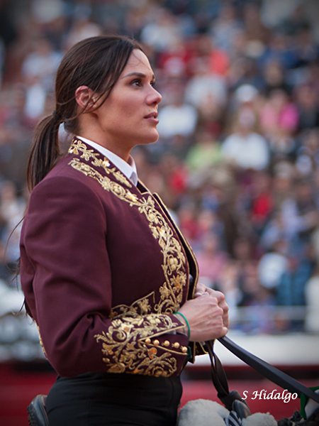 Con la frente en alto