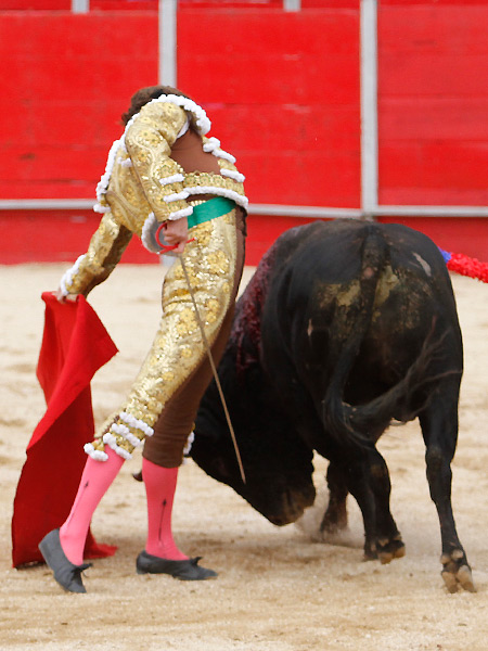 Por bajo, con suavidad