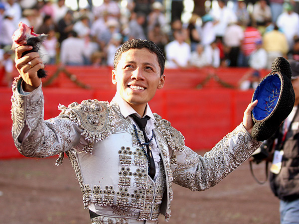 Con la oreja del sexto