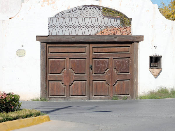 Hierro y nogal en la entrada