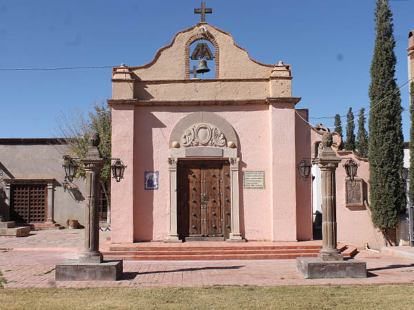 Sobriedad colonial en la capilla