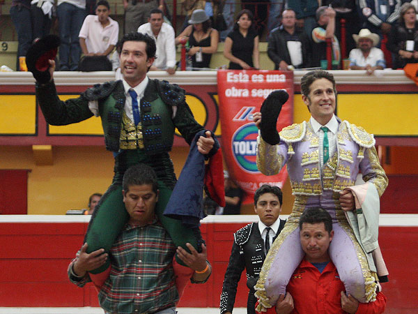 Pizarro y Jeronimo a hombros