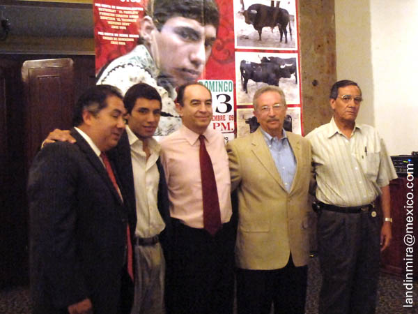 Los organizadores con V�ctor