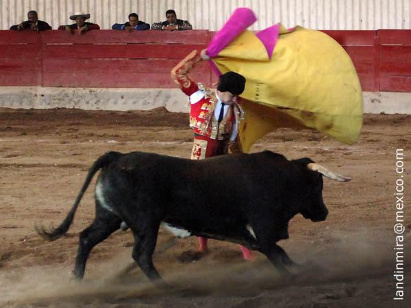 El capote a la espalda