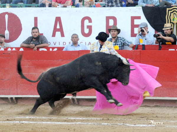 Diego saluda al tercero de la tarde