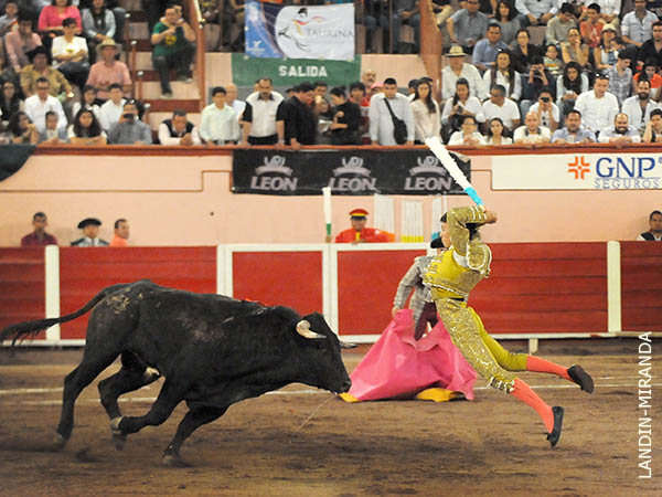 Asom�ndose al balc�n