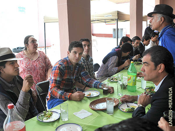 Chihuahua, disfrutando de la paella