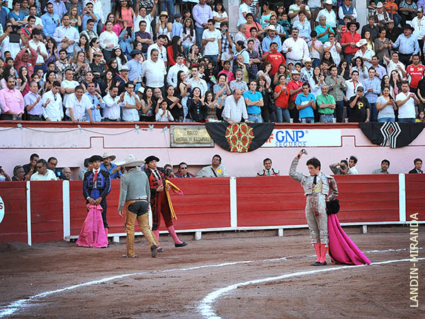 Una oreja para Diego Emilio