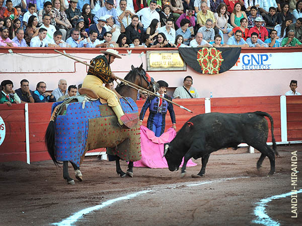 Juan Cobos, oficiando en varas