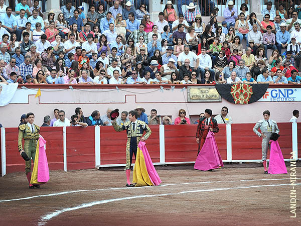 Llamados a saludar en el tercio
