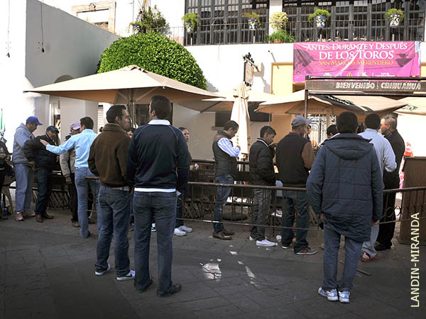 La puerta se abri� a la hora fijada