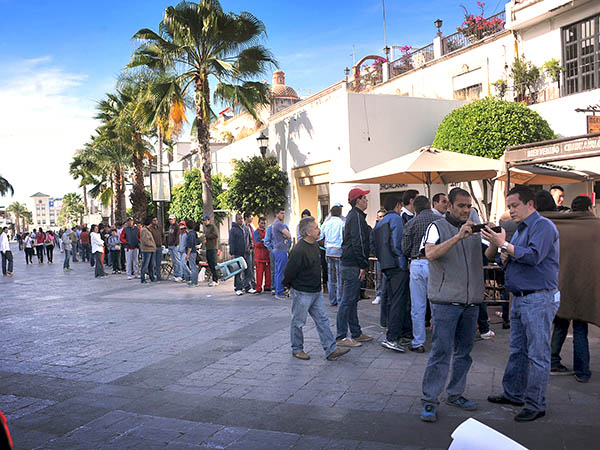 Dos cuadras esperando turno