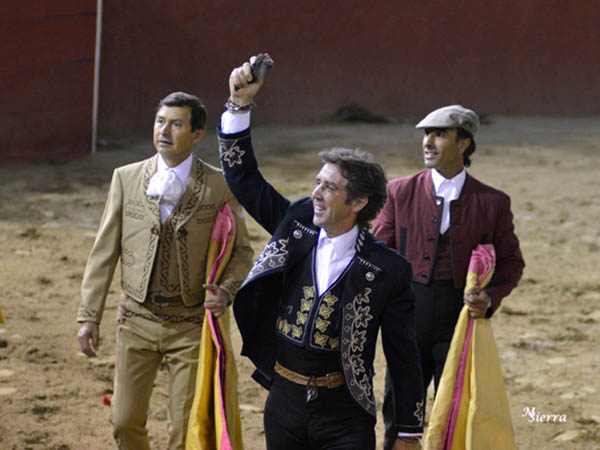 La primera oreja en mano