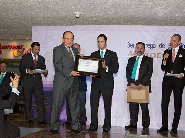 Enrique Hern�ndez, dedicaci�n