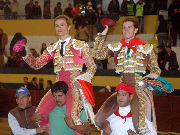 Bautista y Sald�var en volandas