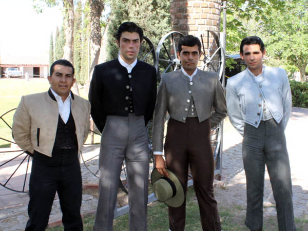 El elenco en el Solar de la Paloma