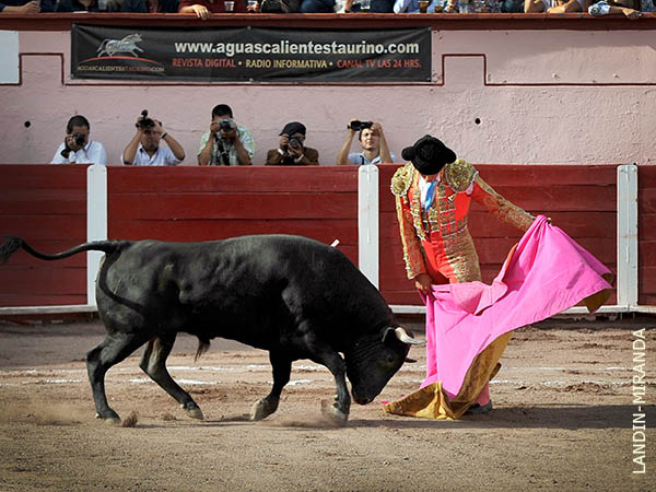 Jos� Mari Pastor saluda al primero