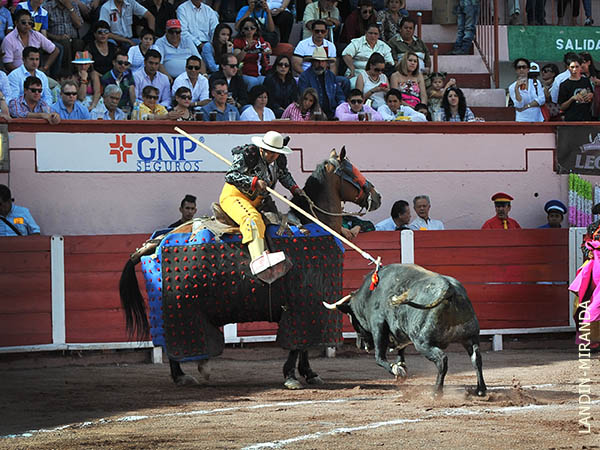 Juan Cobos lo prende del morrillo
