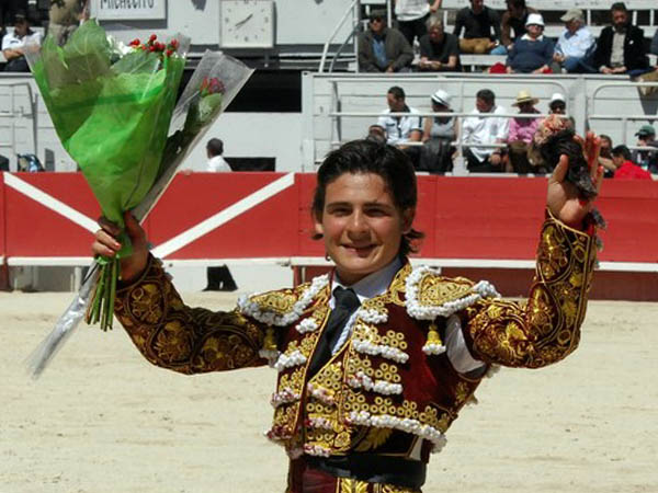 Pase� una oreja en Arles