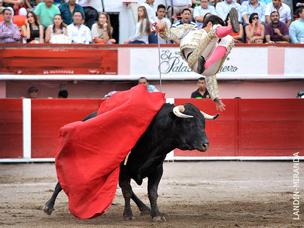 Lo mand� a volar por los aires