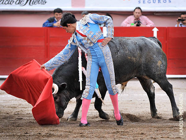 Tratando de taparle bien la cara