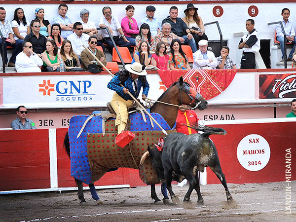 Juan lo prende del morrillo