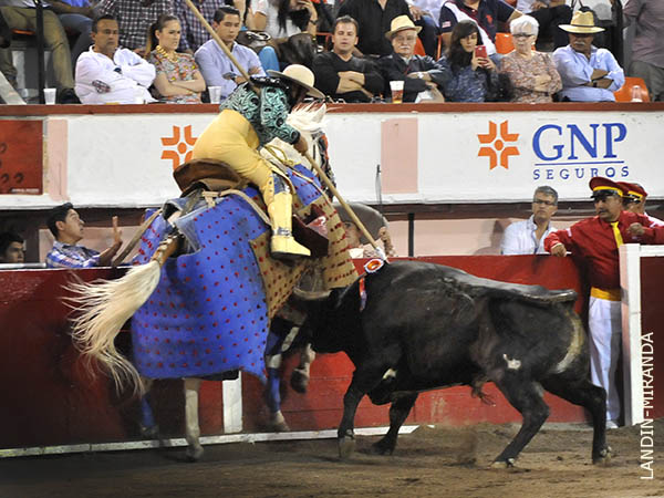 Pele� duro a la vara de Rivera