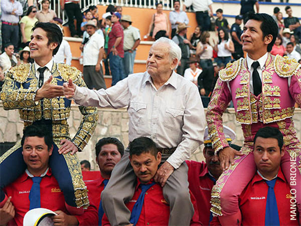 Diestros y ganadero en volandas