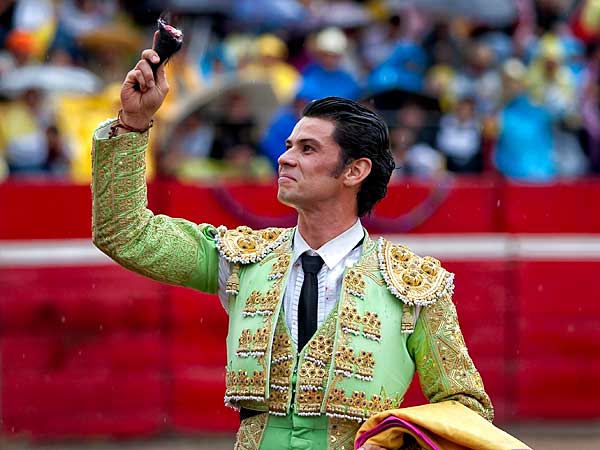 Con la oreja del triunfo