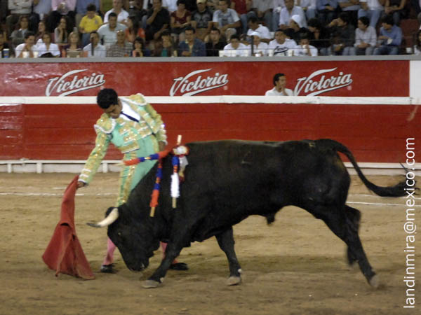 La mano en la cintura