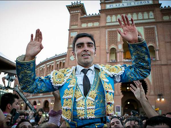 Triunfal salida a hombros