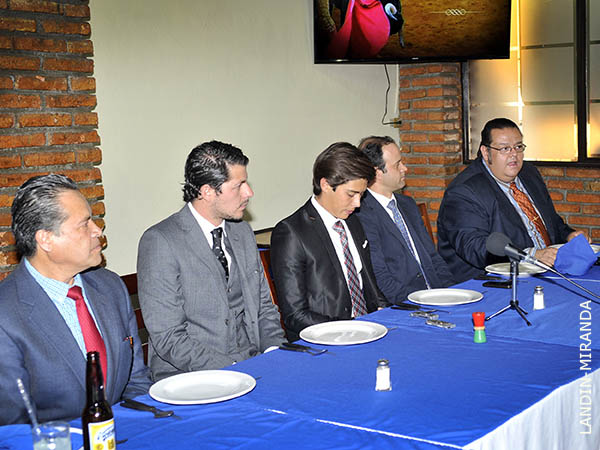 El equipo del novillero