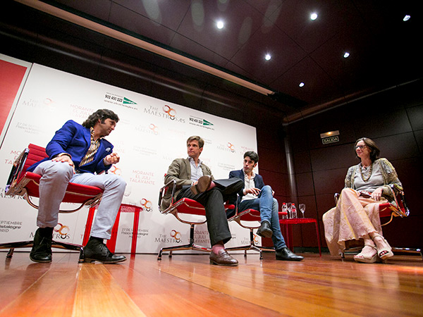 Amena charla entre figuras