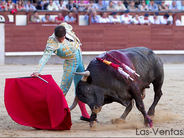 Seraf�n Mar�n en un derechazo