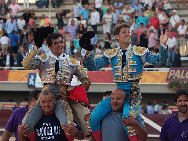 Adame y Escribano en volandas