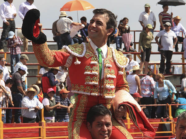 Mac�as, triunfo de tres orejas