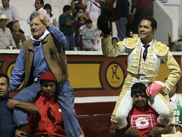 Los triunfadores a hombros