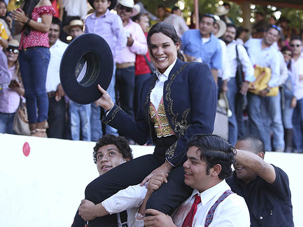 M�nica Serrano en volandas