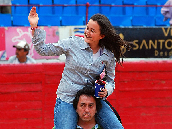 En hombros la hija del ganadero