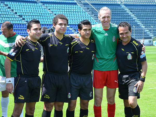 Murrieta, con Leal y los �rbitros