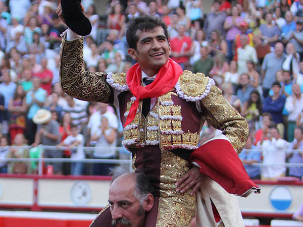 Cort� dos orejas y sali� a hombros