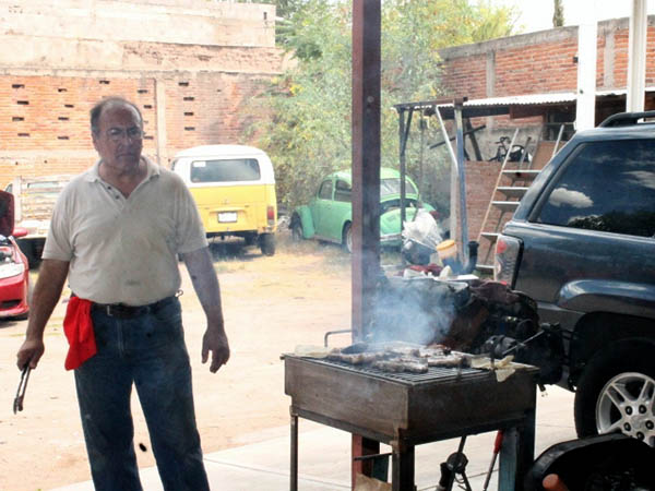 Martin Guerrero preparando ribeyes