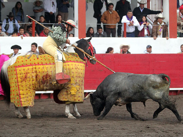 Paz picando al de Piedras
