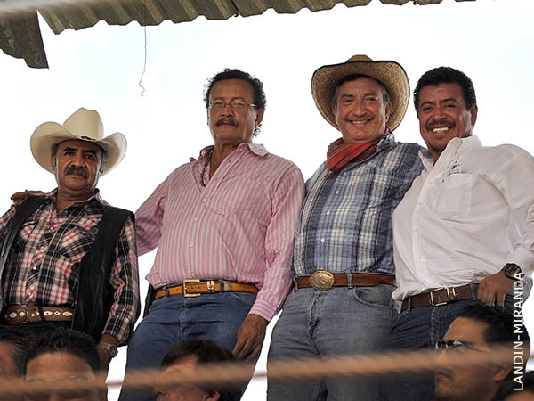 Luis Villalobos con sus amigos