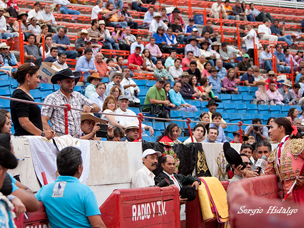 Karla brinda a sus padres