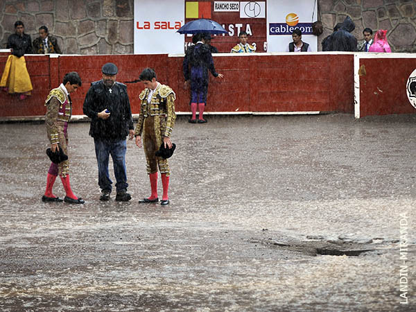 El juez de callej�n y los diestros