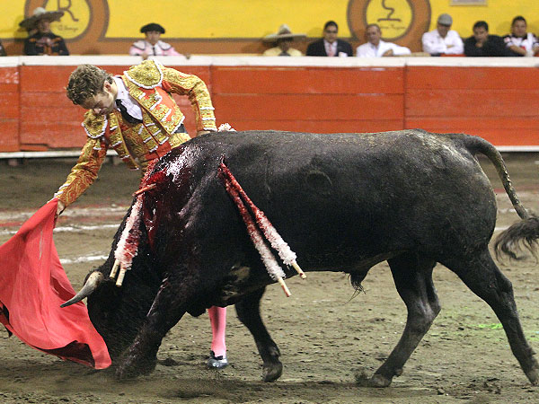 Lo meti� a la muleta