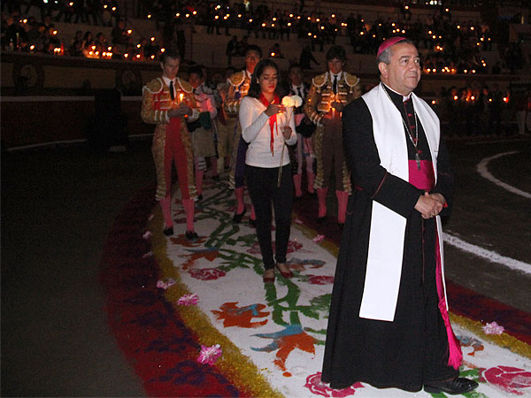 El obispo, al frente