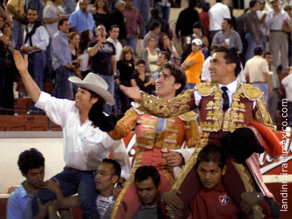 Diestros y ganadero a hombros