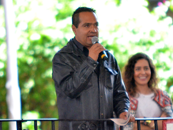 Memo, al micr�fono